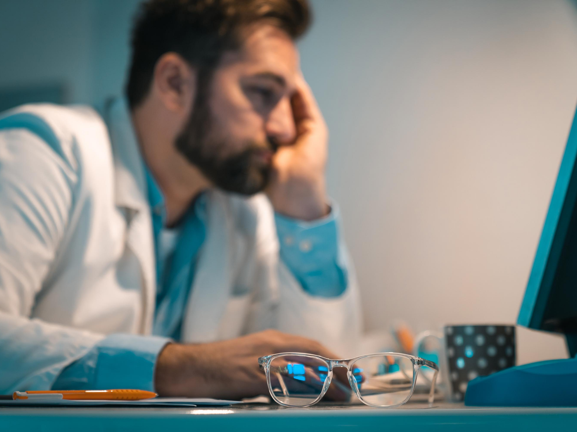 App uomo a terra infermieri, medici e farmacisti
